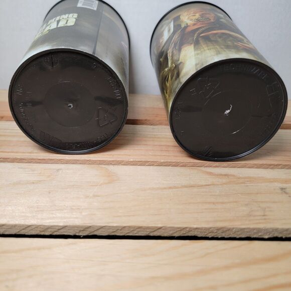 Set of 2 The Walking Dead Plastic Cups: Walkers & Heroes - Picture 6 of 7